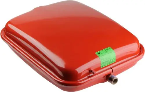 Rotes Druckausdehnungsgefäß von Bosch, quadratische Form mit angeschlossenem Rohr. Auf einer Seite befindet sich ein grünes Etikett mit technischen Daten.